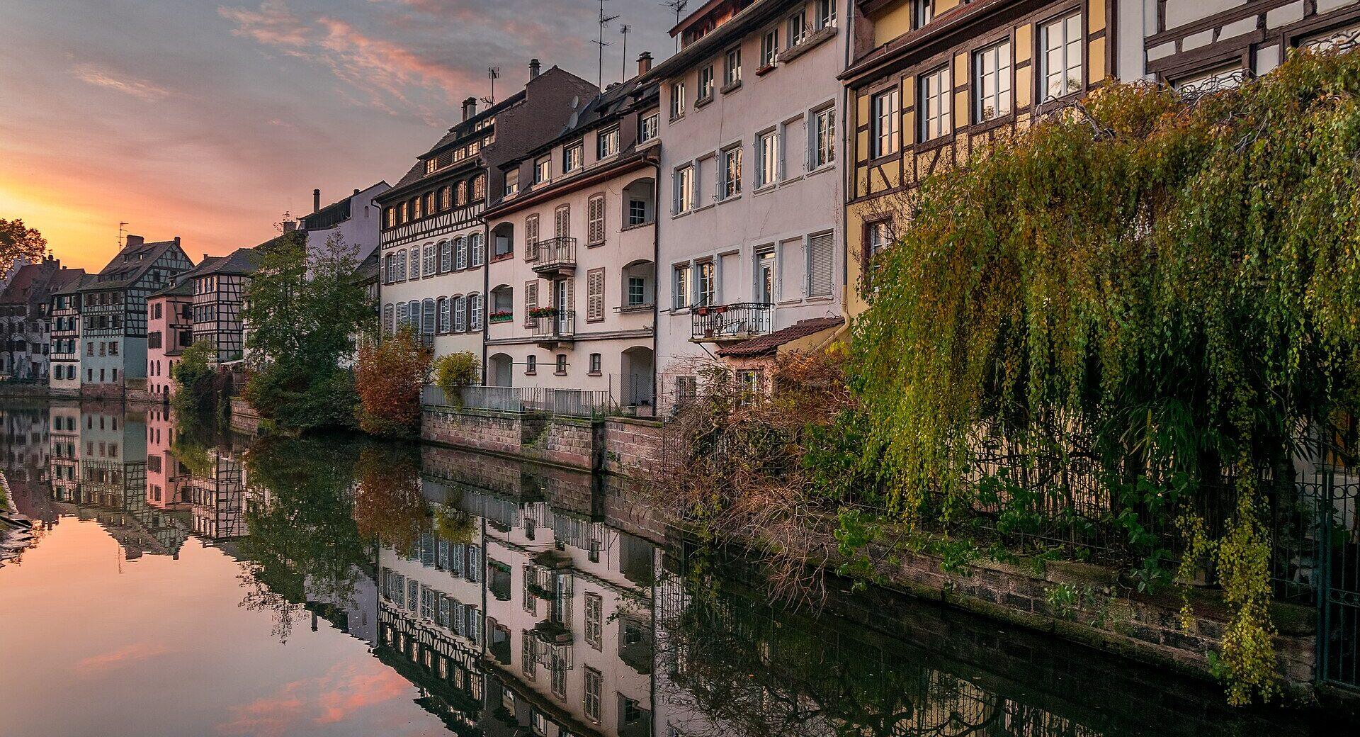 Les maisons à colombages de la Petite France se reflétant dans le canal de l’Ill au lever du soleil, Strasbourg